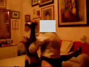 Una giovane donna vi ...