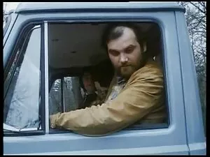 Un uomo porta video  ...