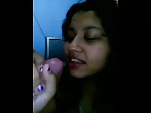 Bruna ragazza che la ...
