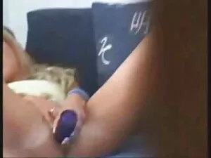 Bionda masturbandosi ...